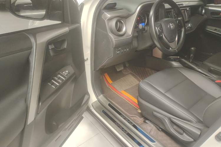 Used Toyota RAV4 2016 2.0L CVT Two-Wheel Drive Comfort Edition China V Standard Driver Seat