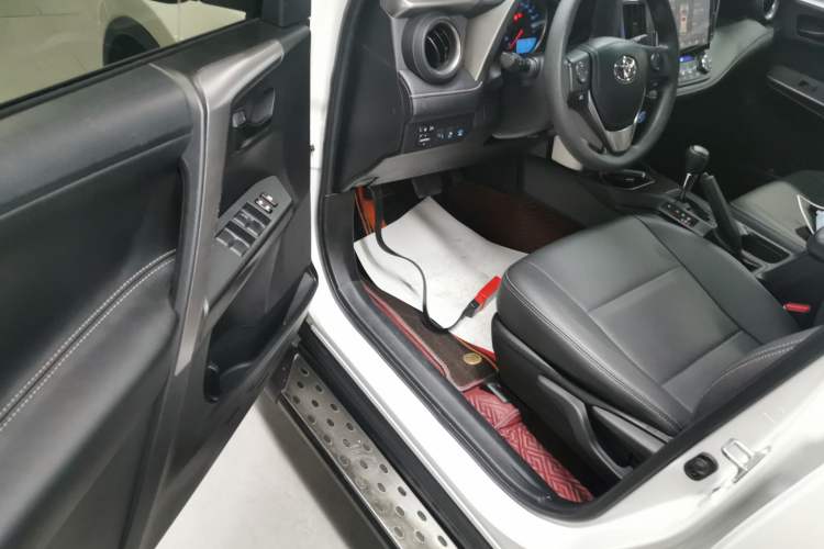 Used Toyota RAV4 2016 2.0L CVT Two-Wheel Drive Fashion Edition China V Standard Driver Seat