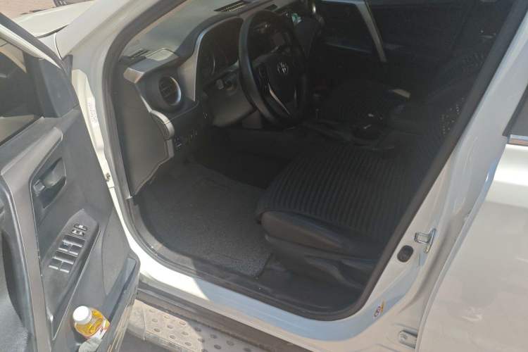 Used Toyota RAV4 2016 2.0L CVT Two-Wheel Drive Fashion Edition China V Standard Driver Seat