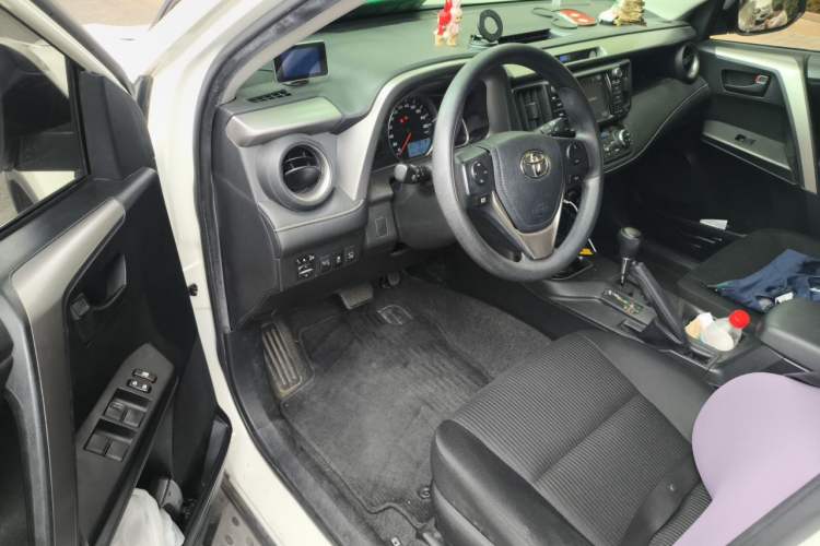 Used Toyota RAV4 2016 2.0L CVT Two-Wheel Drive Fashion Edition China V Standard Driver Seat