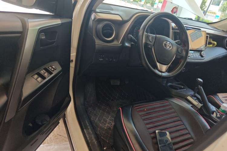 Used Toyota RAV4 2016 2.0L CVT Two-Wheel Drive Fashion Edition China V Standard Driver Seat
