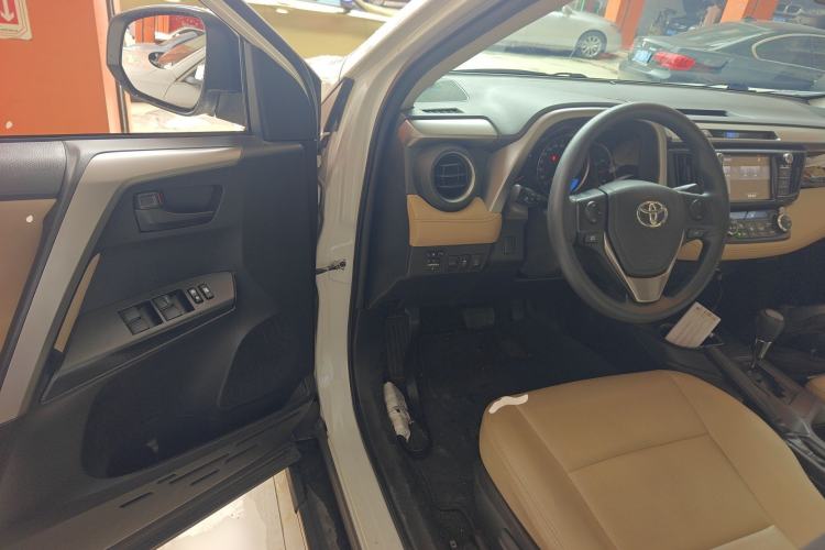 Used Toyota RAV4 2016 2.0L CVT Two-Wheel Drive Fashion Edition China V Standard Driver Seat