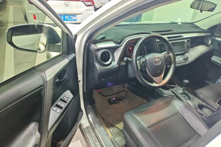 Used Toyota RAV4 2016 2.0L CVT Two-Wheel Drive Fashion Edition China V Standard Driver Seat