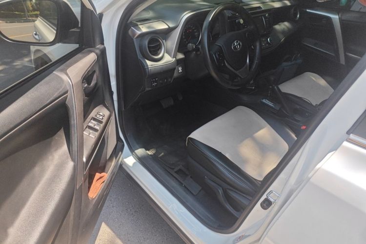 Used Toyota RAV4 2016 2.0L CVT Two-Wheel Drive Fashion Edition China V Standard Driver Seat