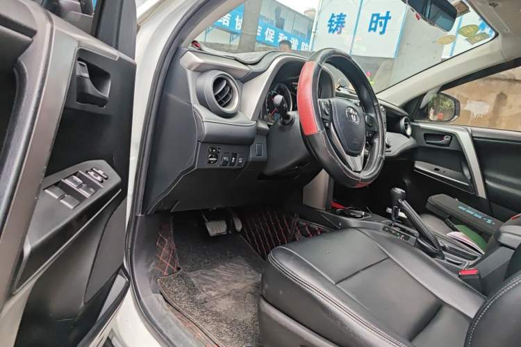Used Toyota RAV4 2016 2.0L CVT Two-Wheel Drive Fashion Edition China V Standard Driver Seat
