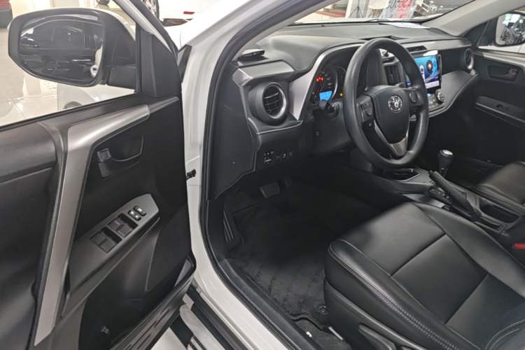 Used Toyota RAV4 2016 2.0L CVT Two-Wheel Drive Fashion Edition China V Standard Driver Seat