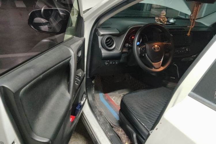 Used Toyota RAV4 2016 2.0L CVT Two-Wheel Drive Fashion Edition China V Standard Driver Seat