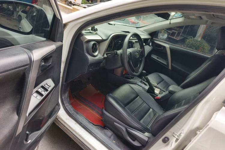 Used Toyota RAV4 2016 2.0L CVT Two-Wheel Drive Fashion Edition China V Standard Driver Seat