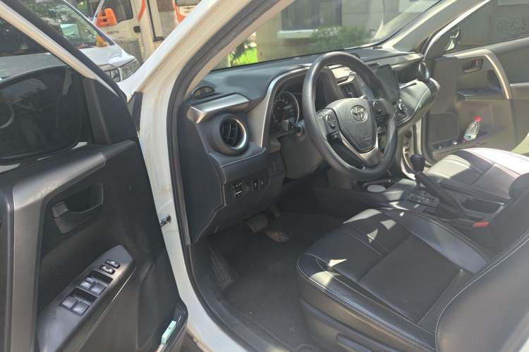 Used Toyota RAV4 2016 2.0L CVT Two-Wheel Drive Fashion Edition China V Standard Driver Seat