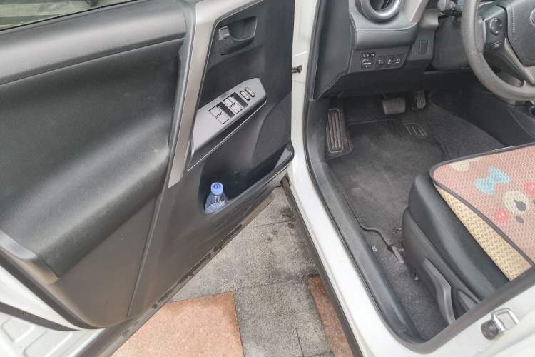 Used Toyota RAV4 2016 2.0L CVT Two-Wheel Drive Fashion Edition China V Standard Driver Seat