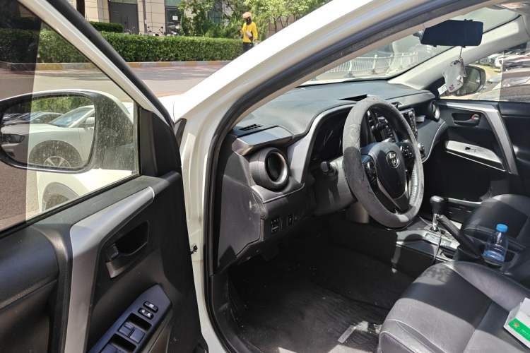 Used Toyota RAV4 2016 2.5L Automatic 4x4 Elite Edition Driver Seat
