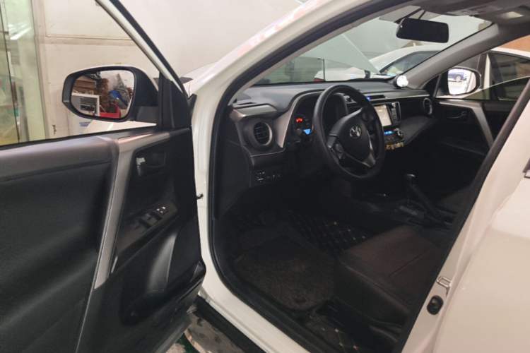 Used Toyota RAV4 2016 2.0L CVT Two-Wheel Drive Fashion Edition China V Standard Driver Seat