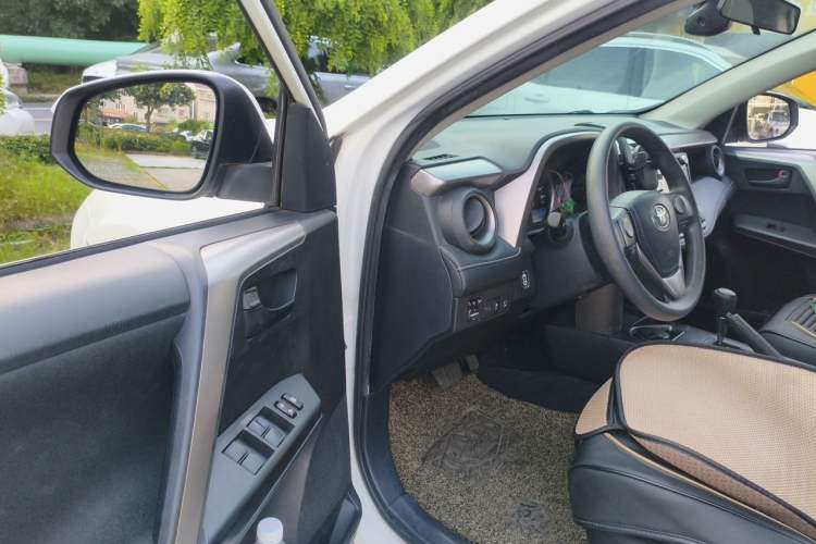 Used Toyota RAV4 2016 2.0L CVT Two-Wheel Drive Fashion Edition China V Standard Driver Seat