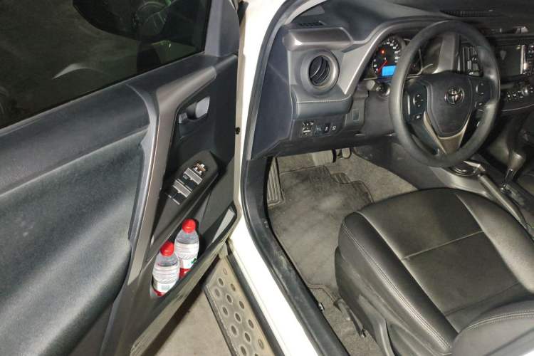 Used Toyota RAV4 2016 2.0L CVT Two-Wheel Drive Fashion Edition China V Standard Driver Seat