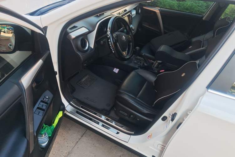 Used Toyota RAV4 2016 2.5L Automatic 4x4 Elite Edition Driver Seat