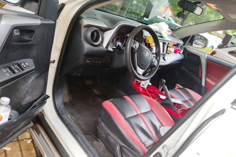 Used Toyota RAV4 2016 2.0L CVT Two-Wheel Drive Fashion Edition China V Standard Driver Seat