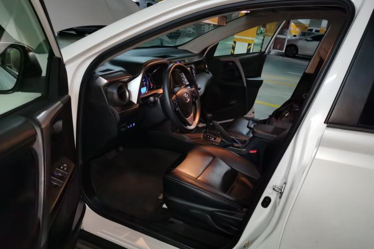 Used Toyota RAV4 2016 2.0L CVT Two-Wheel Drive Fashion Edition China V Standard Driver Seat