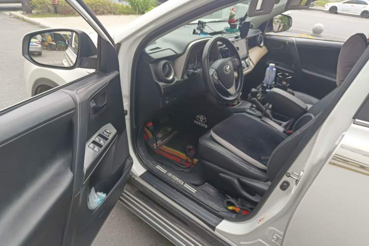 Used Toyota RAV4 2016 2.0L CVT Two-Wheel Drive Urban Edition China V Standard Driver Seat