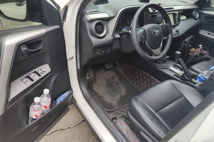 Used Toyota RAV4 2016 2.0L CVT Two-Wheel Drive Fashion Edition China V Standard Driver Seat