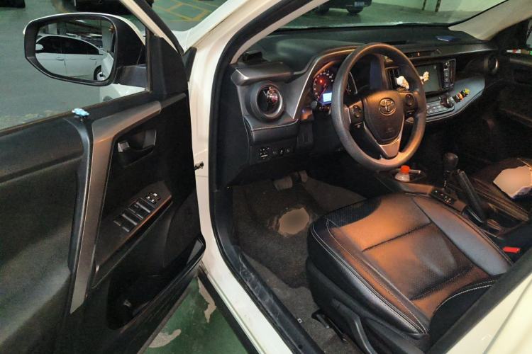 Used Toyota RAV4 2016 2.0L CVT Two-Wheel Drive Fashion Edition China V Standard Driver Seat