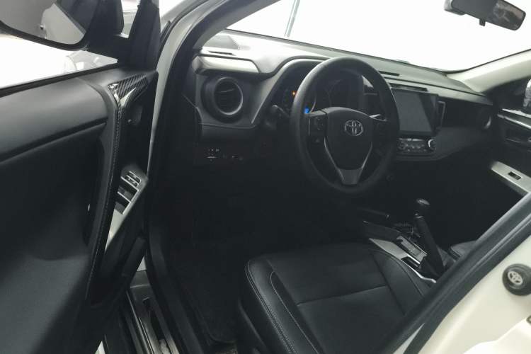 Used Toyota RAV4 2016 2.0L CVT Two-Wheel Drive Comfort Edition China V Standard Driver Seat