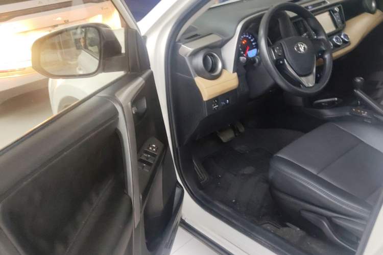 Used Toyota RAV4 2016 2.0L CVT Two-Wheel Drive Urban Edition China V Standard Driver Seat