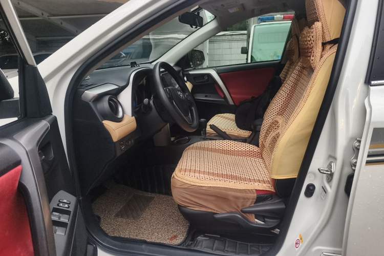 Used Toyota RAV4 2016 2.0L CVT Two-Wheel Drive Fashion Edition China V Standard Driver Seat
