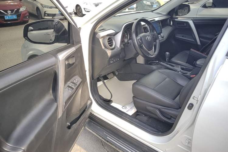 Used Toyota RAV4 2016 2.0L CVT Two-Wheel Drive Fashion Edition China V Standard Driver Seat