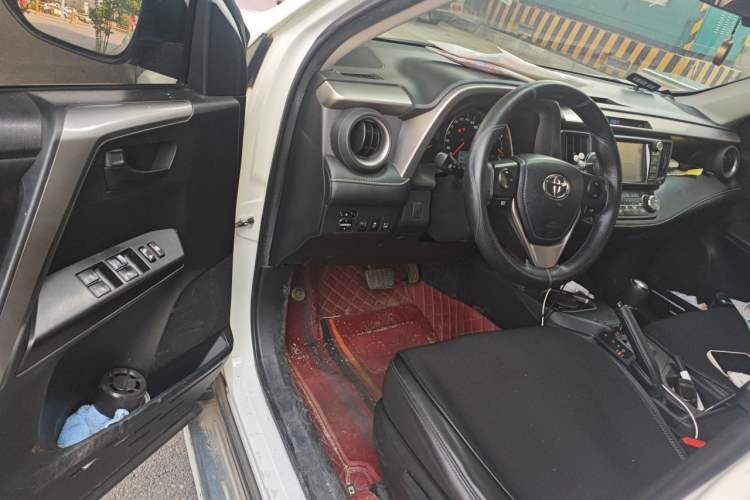 Used Toyota RAV4 2016 2.0L CVT Two-Wheel Drive Fashion Edition China V Standard Driver Seat