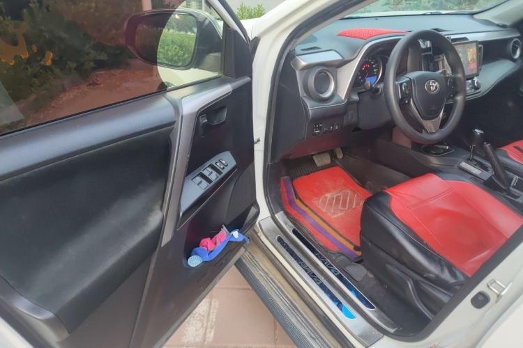 Used Toyota RAV4 2016 2.0L CVT Two-Wheel Drive Fashion Edition China V Standard Driver Seat