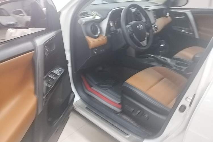 Used Toyota RAV4 2016 2.0L CVT Two-Wheel Drive Smart Edition China V Standard Driver Seat
