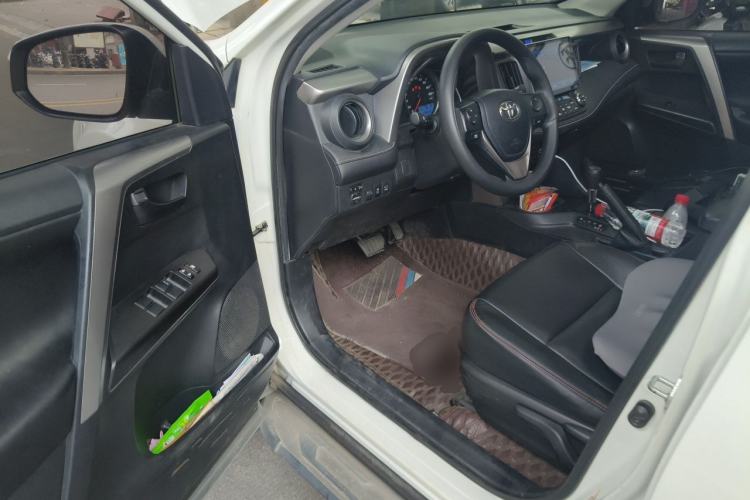 Used Toyota RAV4 2016 2.0L CVT Two-Wheel Drive Fashion Edition China V Standard Driver Seat