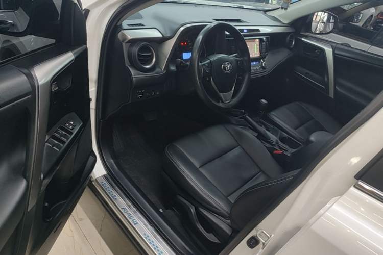 Used Toyota RAV4 2016 2.0L CVT Two-Wheel Drive Fashion Edition China V Standard Driver Seat