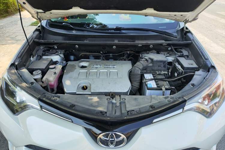 Used Toyota RAV4 2016 2.0L CVT Two-Wheel Drive Fashion Edition China V Standard Engine Bay