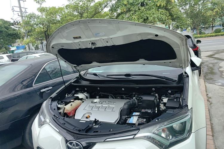 Used Toyota RAV4 2016 2.0L CVT Two-Wheel Drive Fashion Edition China V Standard Engine Bay