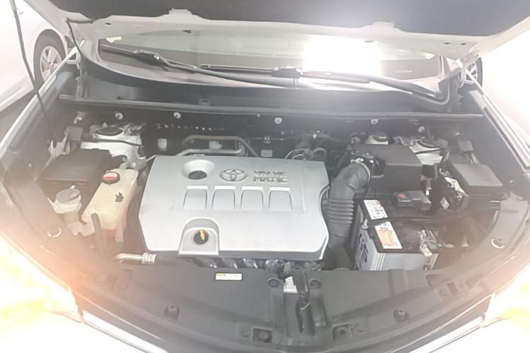 Used Toyota RAV4 2016 2.0L CVT Two-Wheel Drive Fashion Edition China V Standard Engine Bay