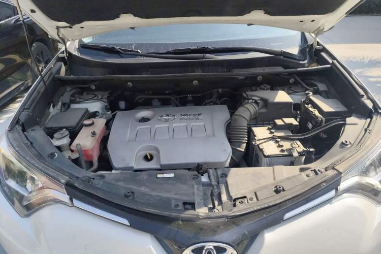 Used Toyota RAV4 2016 2.0L CVT Two-Wheel Drive Fashion Edition China V Standard Engine Bay