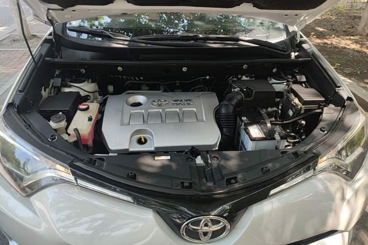 Used Toyota RAV4 2016 2.0L CVT Two-Wheel Drive Urban Edition China V Standard Engine Bay