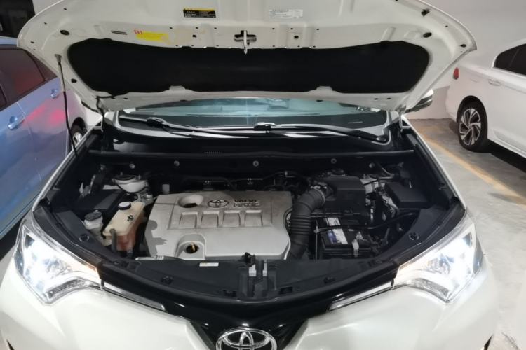Used Toyota RAV4 2016 2.0L CVT Two-Wheel Drive Fashion Edition China V Standard Engine Bay