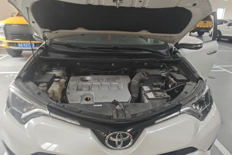Used Toyota RAV4 2016 2.0L CVT Two-Wheel Drive Fashion Edition China V Standard Engine Bay