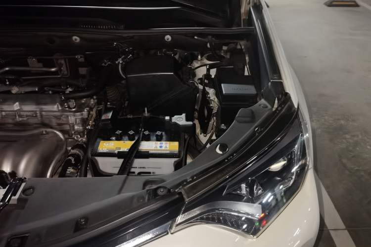 Used Toyota RAV4 2016 2.5L Automatic 4x4 Elite Edition Engine Bay Left