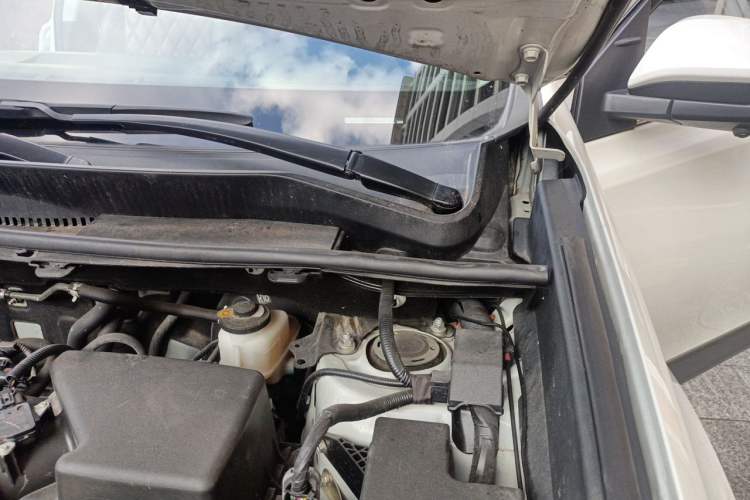 Used Toyota RAV4 2016 2.0L CVT Two-Wheel Drive Urban Edition China V Standard Engine Bay Left
