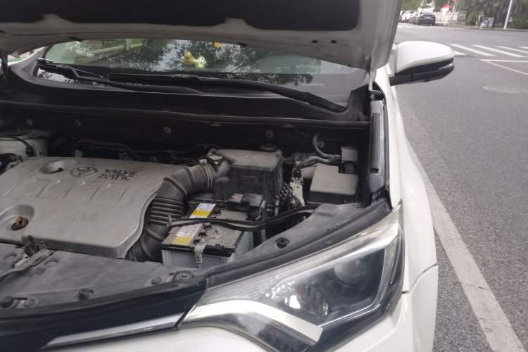 Used Toyota RAV4 2016 2.0L CVT Two-Wheel Drive Comfort Edition China V Standard Engine Bay Left
