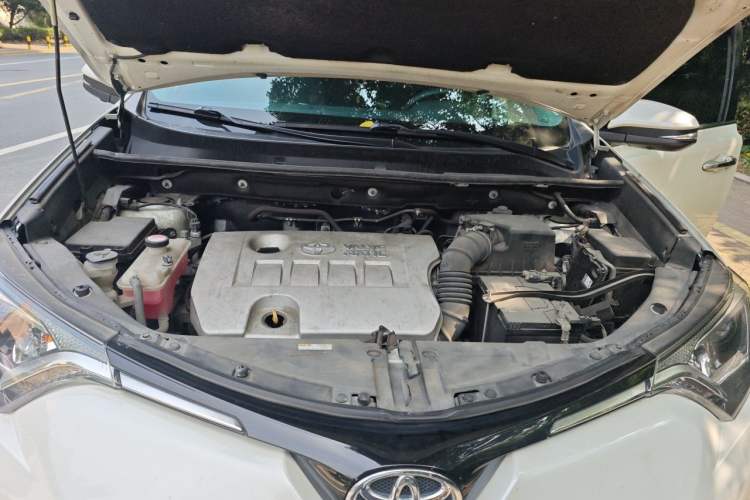 Used Toyota RAV4 2016 2.0L CVT Two-Wheel Drive Fashion Edition China V Standard Engine Bay