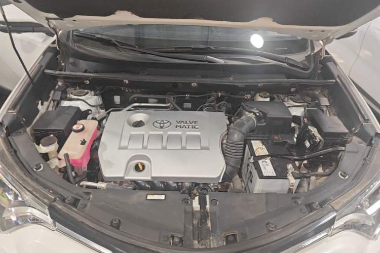 Used Toyota RAV4 2016 2.0L CVT Two-Wheel Drive Fashion Edition China V Standard Engine Bay