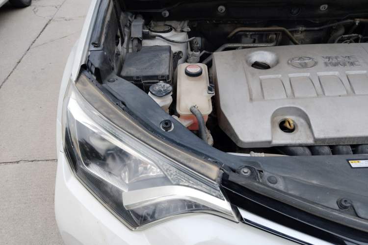 Used Toyota RAV4 2016 2.0L CVT Two-Wheel Drive Fashion Edition China V Standard Engine Bay Right