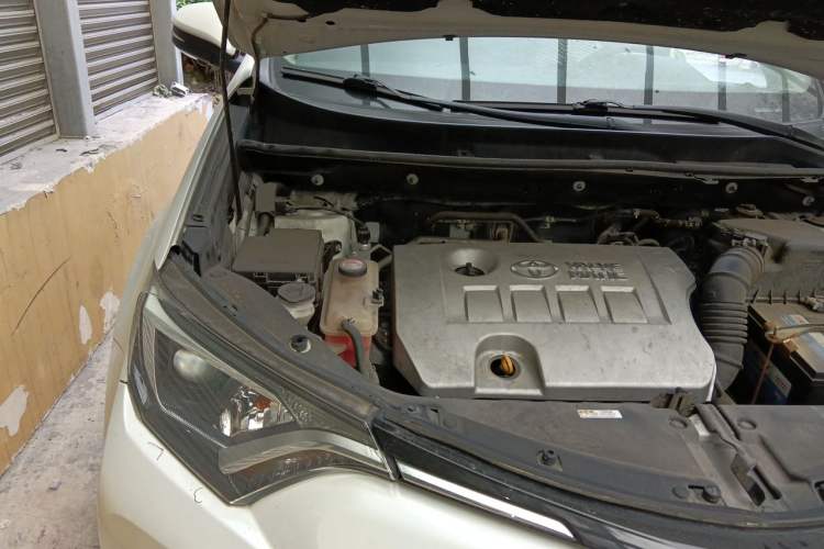 Used Toyota RAV4 2016 2.0L CVT Two-Wheel Drive Urban Edition China V Standard Engine Bay Right