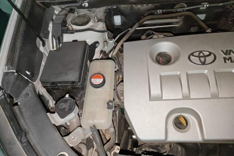 Used Toyota RAV4 2016 2.0L CVT Two-Wheel Drive Urban Edition China V Standard Engine Bay Right