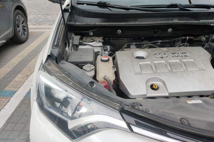 Used Toyota RAV4 2016 2.0L CVT Two-Wheel Drive Fashion Edition China V Standard Engine Bay Right