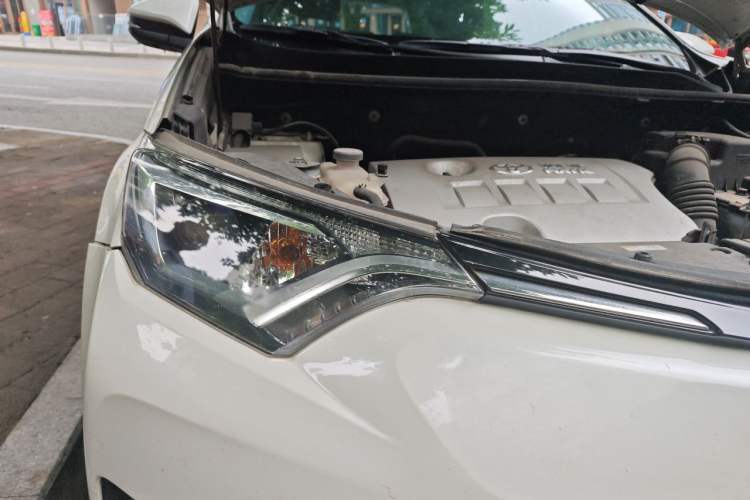 Used Toyota RAV4 2016 2.0L CVT Two-Wheel Drive Fashion Edition China V Standard Engine Bay Right
